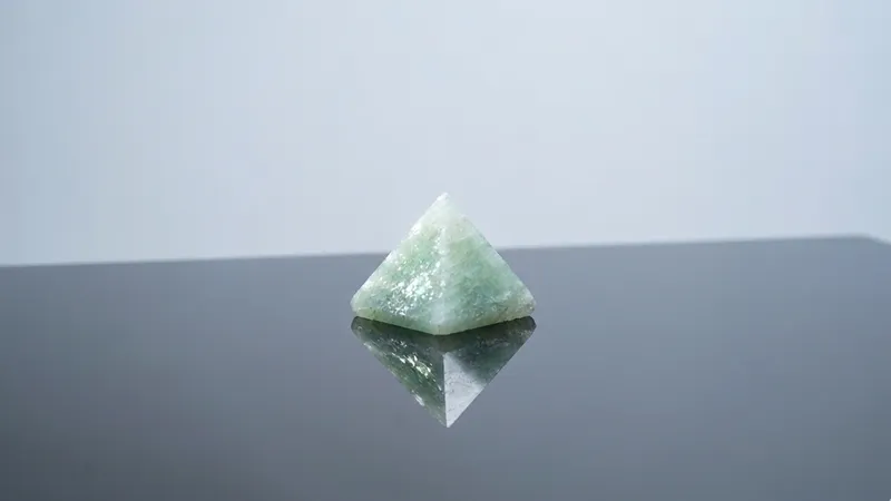 Green Agate Stone Pyramid thumbnail 2