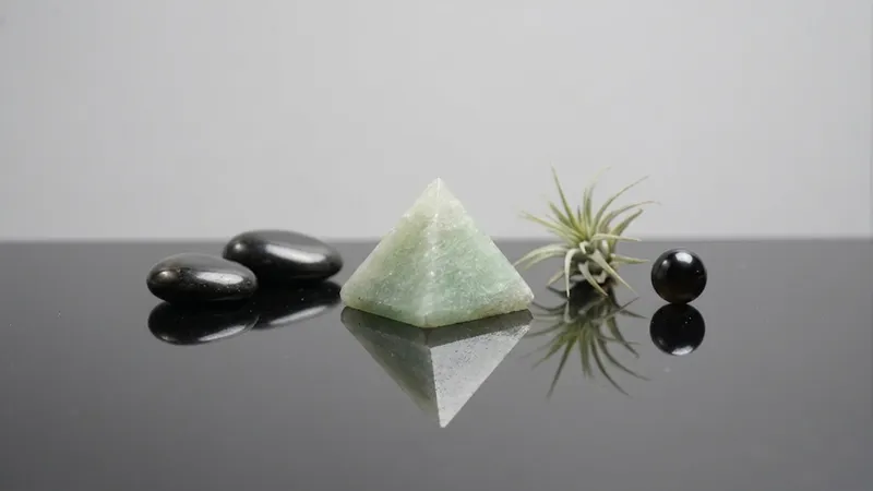 Green Agate Stone Pyramid thumbnail 4